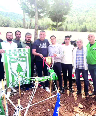 MUĞLASPOR’UN ŞAMPİYONLUK KUPASI, ERDAN’IN KABRİNE GÖTÜRÜLDÜ