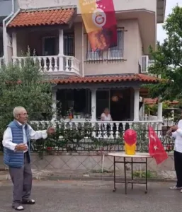 84-yasindaki-vatandas-galatasarayin-sampiyonlugunu-davul-zurnayla-kutladi-upper-tr-qHVbju46.jpg