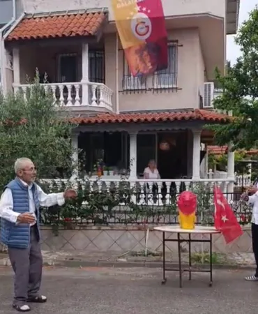 84-yasindaki-vatandas-galatasarayin-sampiyonlugunu-davul-zurnayla-kutladi-upper-tr-qHVbju46.jpg