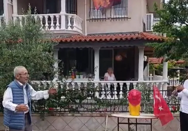 84-yasindaki-vatandas-galatasarayin-sampiyonlugunu-davul-zurnayla-kutladi-upper-tr-qHVbju46.jpg