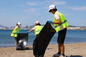 aliagada-ogrencilerle-kiyi-temizligi-ve-geri-donusum-egitimi-FYAYSyWz.jpg