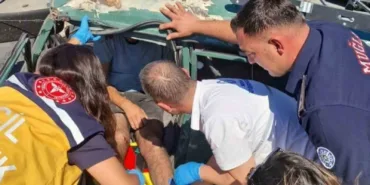 aracta-sikisan-vatandasi-itfaiye-ekipleri-kurtardi-8ZKWl8rZ.jpg