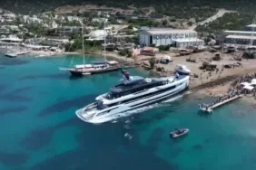 bodrumda-12-milyarlik-super-yat-suya-indirildi-cbkxDs4j.jpg