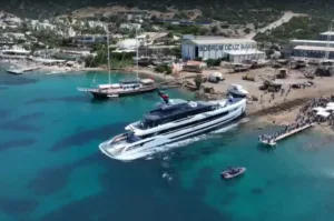 bodrumda-12-milyarlik-super-yat-suya-indirildi-cbkxDs4j.jpg