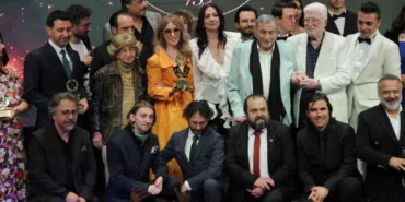 izmirden-yukselen-tiyatro-ruhu-turkiyeyi-bir-kez-daha-kucakladi-uDHy1aAd.jpg