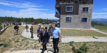 vali-akbiyik-yangin-gozetleme-kulesinde-incelemelerde-bulundu-Fnj2eeXP.jpg