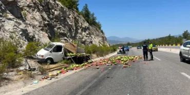 MİLAS BOĞA YOKUŞU'NDA TRAFİK KAZASI: 2 YARALI KARAYOLU KARPUZ TARLASINA DÖNDÜ