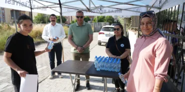vMİLAS BELEDİYESİ’NDEN ÖĞRENCİLERE LABRANDA SU İKRAMI