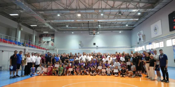 BABALAR GÜNÜ’NDE COŞKULU VOLEYBOL VE BASKETBOL MAÇI
