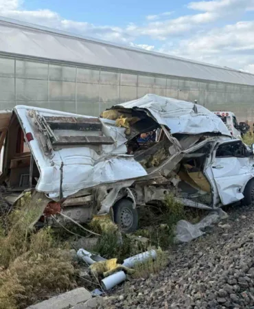 afyonkarahisarda-tren-minibuse-carpti-1-yarali-qU9UFj3v.jpg