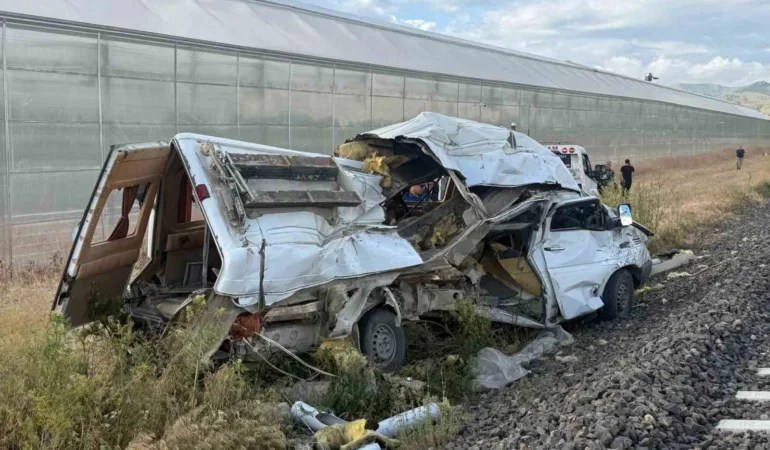 afyonkarahisarda-tren-minibuse-carpti-1-yarali-qU9UFj3v.jpg