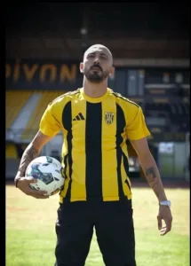 aliaga-fkdan-flas-transfer-ahmet-ilhan-ozek-resmen-imzayi-atti-yxjgGzCD.jpg