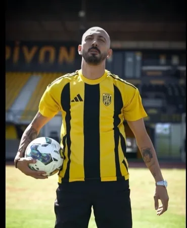 aliaga-fkdan-flas-transfer-ahmet-ilhan-ozek-resmen-imzayi-atti-yxjgGzCD.jpg