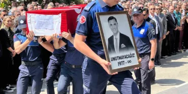 belediye-onunde-baskan-zeyreke-aci-veda-qB88POZn.jpg