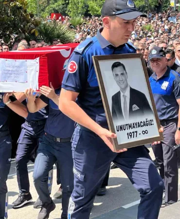 belediye-onunde-baskan-zeyreke-aci-veda-qB88POZn.jpg