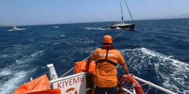 bodrum-aciklarinda-suruklenen-tekneyi-kiyem-ekipleri-kurtardi-2BPDq55j.jpg