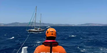 bodrumda-suruklenen-tekne-kiyem-ekiplerince-kurtarildi-eHssx7SY.jpg
