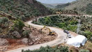 buyuksehir-karahayittaki-yol-calismalarina-devam-ediyor-E5saxvNF.jpg