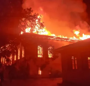 denizlide-cumhuriyetin-ilk-yillarindan-kalma-ilkokul-kul-oldu-An8VCznn.jpg