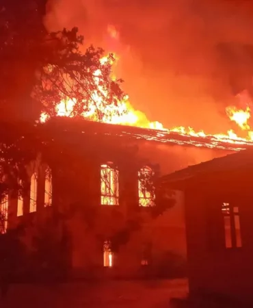 denizlide-cumhuriyetin-ilk-yillarindan-kalma-ilkokul-kul-oldu-An8VCznn.jpg