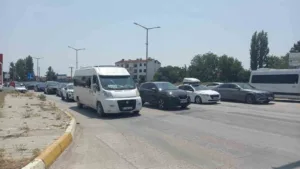 donus-yoluna-gecen-tatilciler-uzun-arac-kuyruklari-olusturdu-CVAB6OfF.jpg