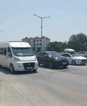donus-yoluna-gecen-tatilciler-uzun-arac-kuyruklari-olusturdu-CVAB6OfF.jpg