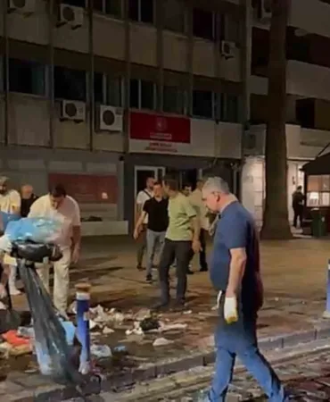 is-basa-dustu-biriken-copleri-baskan-cemil-tugay-topladi-QeeER7c1.jpg