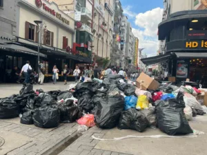 izmir-buyuksehir-belediyesindeki-grev-nedeniyle-copler-sokaklara-tasti-fRqLVdRl.jpg