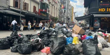izmir-buyuksehir-belediyesindeki-grev-nedeniyle-copler-sokaklara-tasti-fRqLVdRl.jpg