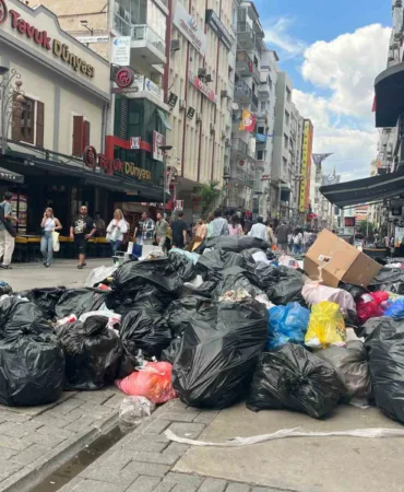 izmir-buyuksehir-belediyesindeki-grev-nedeniyle-copler-sokaklara-tasti-fRqLVdRl.jpg
