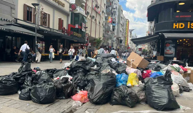 izmir-buyuksehir-belediyesindeki-grev-nedeniyle-copler-sokaklara-tasti-fRqLVdRl.jpg