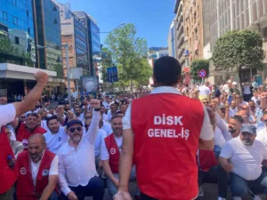 izmir-buyuksehirde-grev-besinci-gununde-iscilerin-eylemi-suruyor-7C5rj28n.jpg
