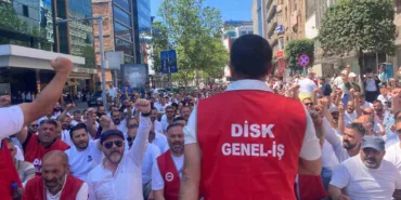 izmir-buyuksehirde-grev-besinci-gununde-iscilerin-eylemi-suruyor-7C5rj28n.jpg