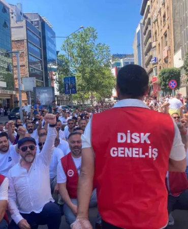 izmir-buyuksehirde-grev-besinci-gununde-iscilerin-eylemi-suruyor-7C5rj28n.jpg