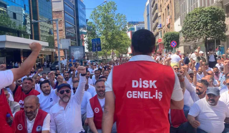 izmir-buyuksehirde-grev-besinci-gununde-iscilerin-eylemi-suruyor-7C5rj28n.jpg