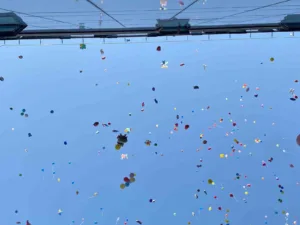 izmirde-binlerce-balon-6-yasindaki-erhan-ve-arkadaslari-icin-ucuruldu-MBKkP7lc.jpg