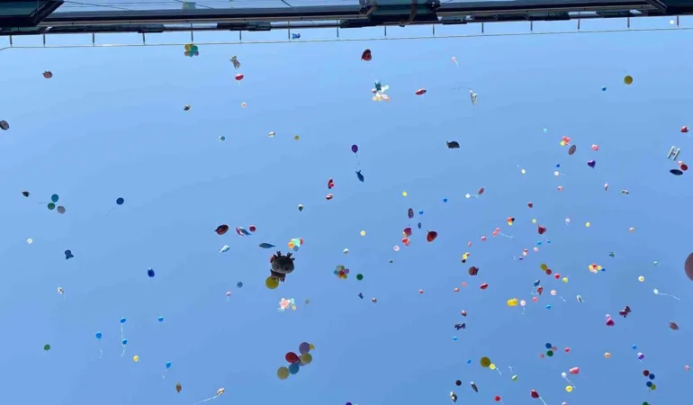 izmirde-binlerce-balon-6-yasindaki-erhan-ve-arkadaslari-icin-ucuruldu-MBKkP7lc.jpg