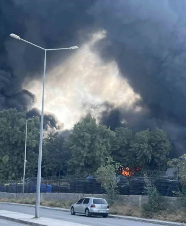 izmirde-fabrika-yangini-mudahele-suruyor-zj8uIBNI.jpg