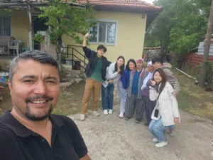 kaza-yapan-cinli-kafileyi-evinde-agirlayip-sazla-sozle-eglendirdi-vpfUQp8F.jpg