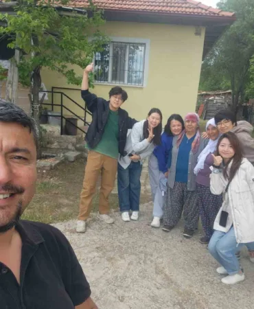 kaza-yapan-cinli-kafileyi-evinde-agirlayip-sazla-sozle-eglendirdi-vpfUQp8F.jpg