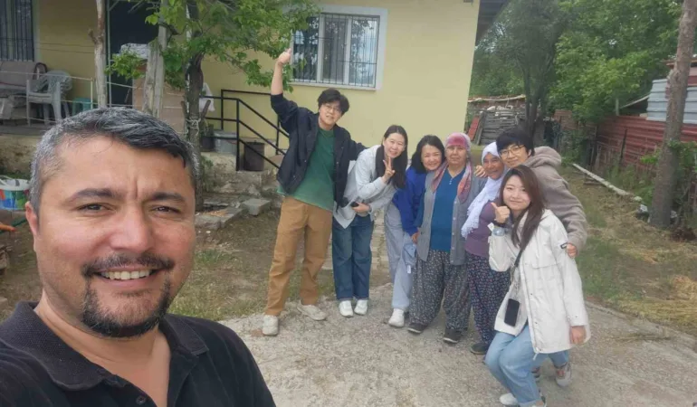 kaza-yapan-cinli-kafileyi-evinde-agirlayip-sazla-sozle-eglendirdi-vpfUQp8F.jpg