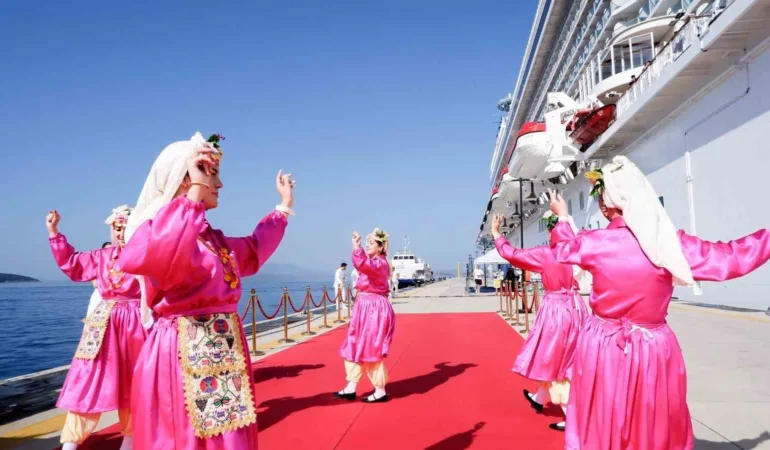 malta-bayrakli-kruvaziyer-bodruma-ilk-seferini-yapti-MrpNhImJ.jpg
