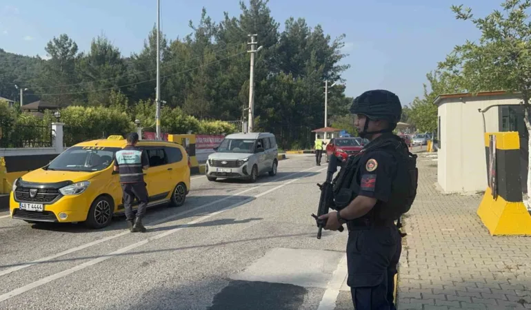 marmaris-ve-datcaya-25-bin-arac-giris-yapti-BAsDXvDk.jpg