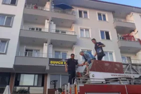 muglada-ev-yangini-1-kisi-balkondan-kurtarildi-XTla7KTZ.jpg
