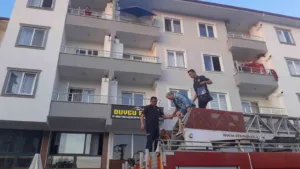 muglada-ev-yangini-1-kisi-balkondan-kurtarildi-XTla7KTZ.jpg