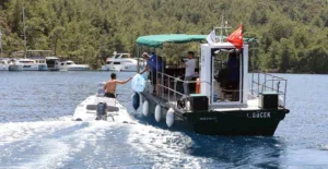 muglanin-essiz-koylarinda-seyreden-tekne-ve-yatlarin-atiklari-toplaniyor-9Y7jZypi.jpg