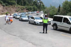 oludenizde-bayram-yogunlugu-trafik-kitlendi-plajlar-doldu-VeNR47Vm.jpg