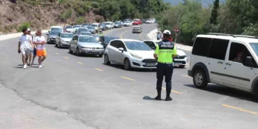 oludenizde-bayram-yogunlugu-trafik-kitlendi-plajlar-doldu-VeNR47Vm.jpg