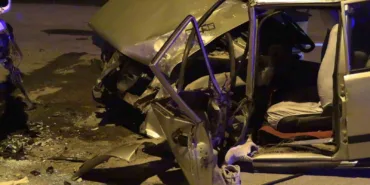 park-halindeki-tira-carpan-otomobil-hurdaya-dondu-1-yarali-31I8wAZp.jpg