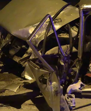 park-halindeki-tira-carpan-otomobil-hurdaya-dondu-1-yarali-31I8wAZp.jpg